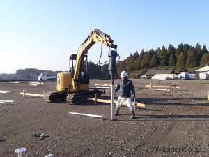 スクリュー杭の立を見ているところです。